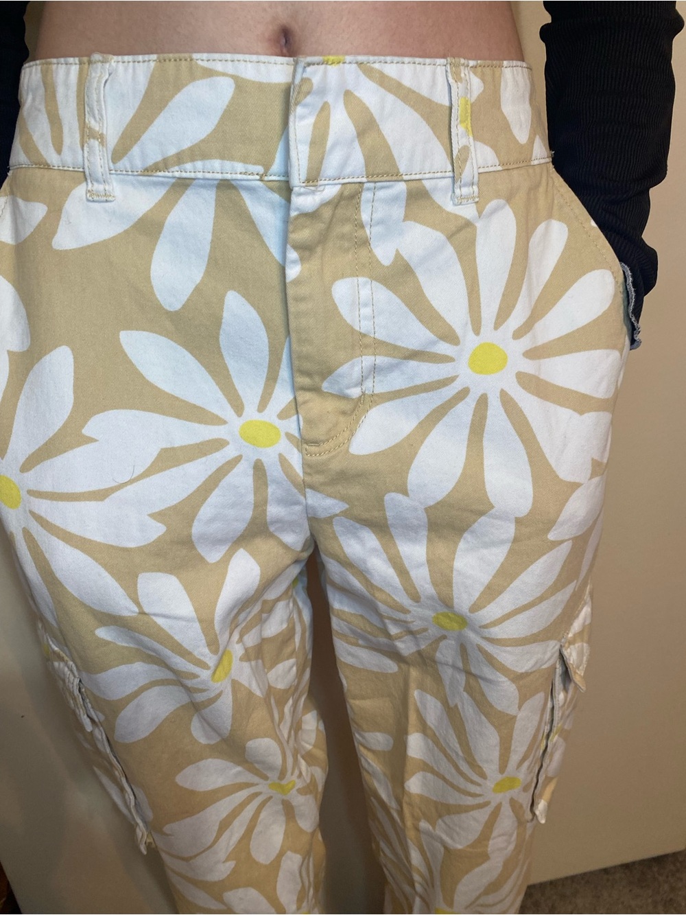 Forever 21 Beige Cargo Joggers with White Daisy Print size small - Picture 5 of 12